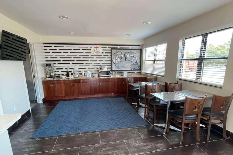 Others 4, Super 8 by Wyndham Lindenhurst, Suffolk
