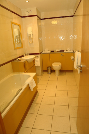 Bathroom 5, Maldron Hotel Derry, Derry and Strabane