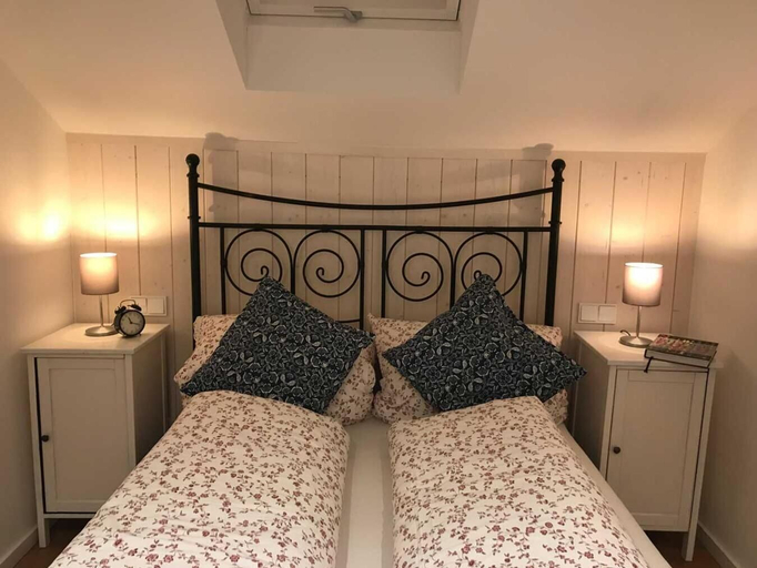 Bedroom 3, Wildromantisches Appartement am Bachlauf, Miesbach