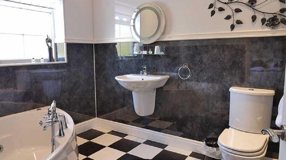 Bathroom 5, The Baltic Inn, Carmarthenshire