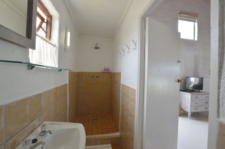 Bathroom 3, Kaijaiki Country Inn and Restaurant, West Coast