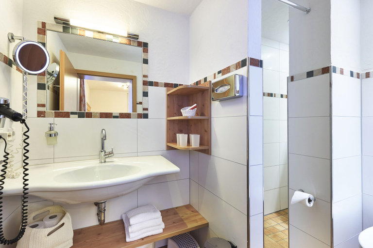 Bathroom 4, Hotel Engel - Familotel Hochschwarzwald, Lörrach