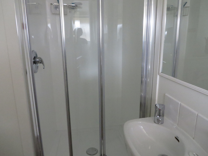 Bathroom 3, Colonial Motel, Marlborough