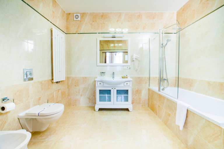 Bathroom 3, Mackintosh Hotel, Podil's'kyi