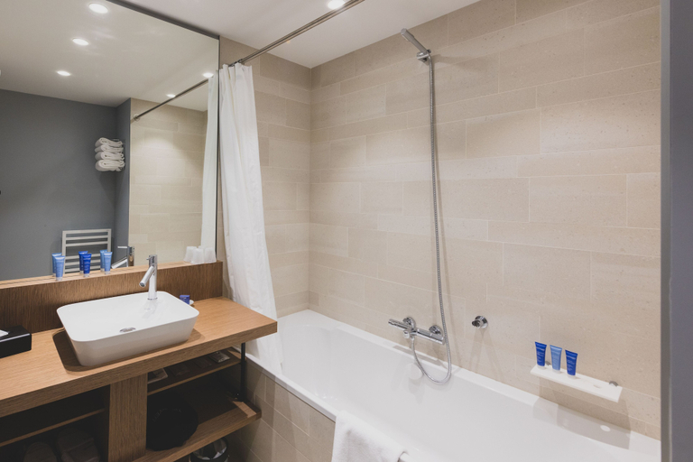 Bathroom 4, Golden Tulip Saint Malo - Le Grand Bé, Ille-et-Vilaine