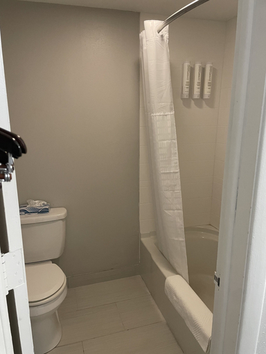 Bathroom 4, Manitowoc Inn, Manitowoc
