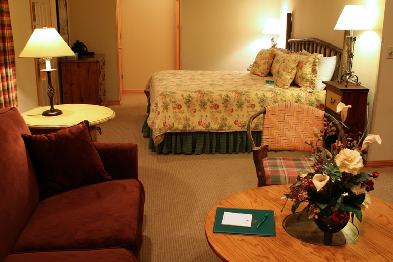 Bedroom 4, Mountain Lake Lodge, Lake