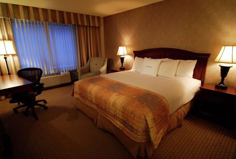 Bedroom 4, DoubleTree by Hilton Milwaukee - Brookfiel, Waukesha