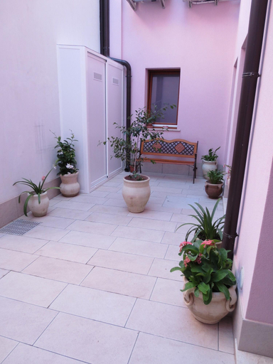 Others 5, B&B Vergilia, Syracuse