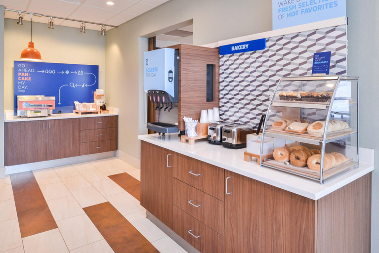 Food & Drinks 4, Holiday Inn Express & Suites Omaha - 120th and Maple By IHG, Douglas