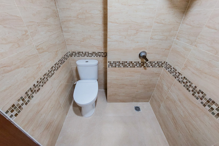 Bathroom 5, Cozy and Warm Studio Apartment at B Residence By Travelio, Tangerang Selatan