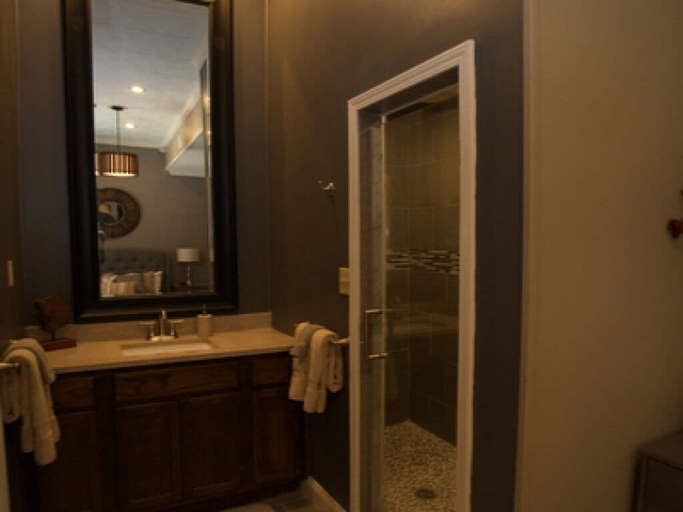 Bathroom 4, Hamilton House Inn, Ouachita