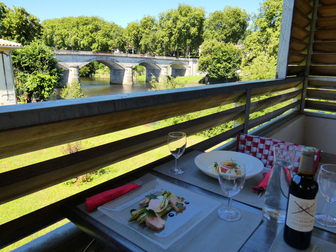 Others 5, Hôtel Emeraude, Charente
