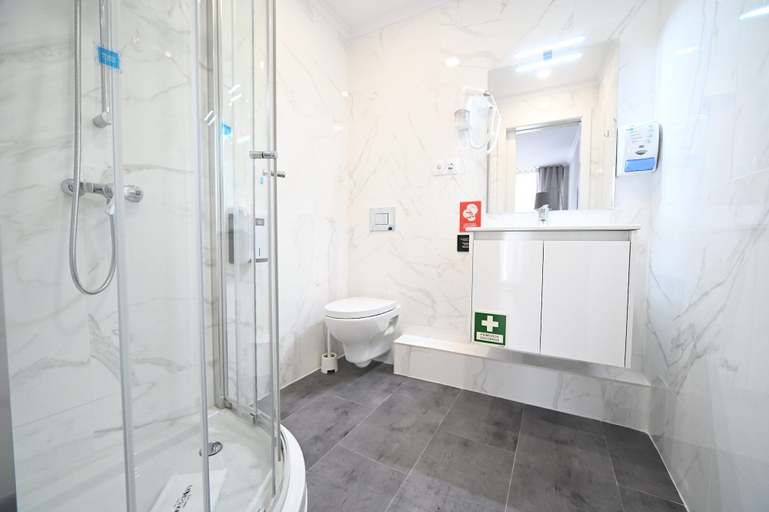 Bathroom 4, Famous Crows Lisbon Suites, Lisbon