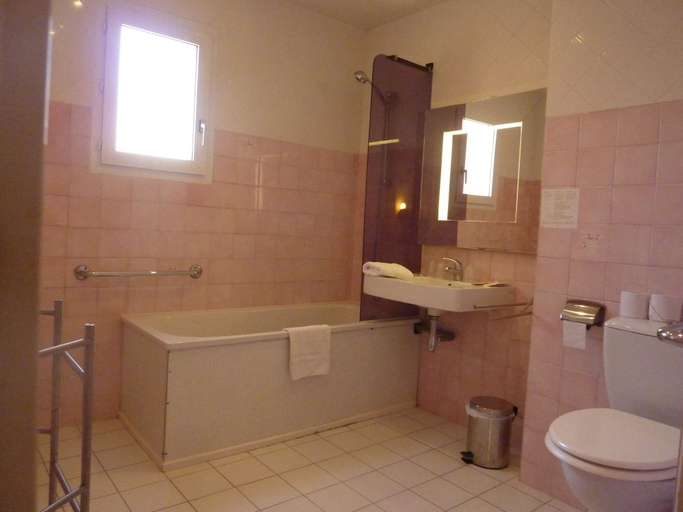Bathroom 5, Hôtel La Renommée, Yonne