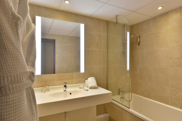 Bathroom 4, Hôtel Arles Plaza, Bouches-du-Rhône