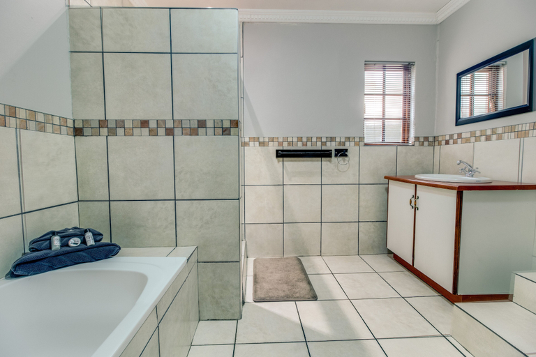 Bathroom 5, The Nightingale Guesthouse, Mangaung