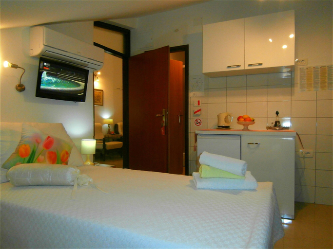 Bedroom 3, Apartments Song, Split