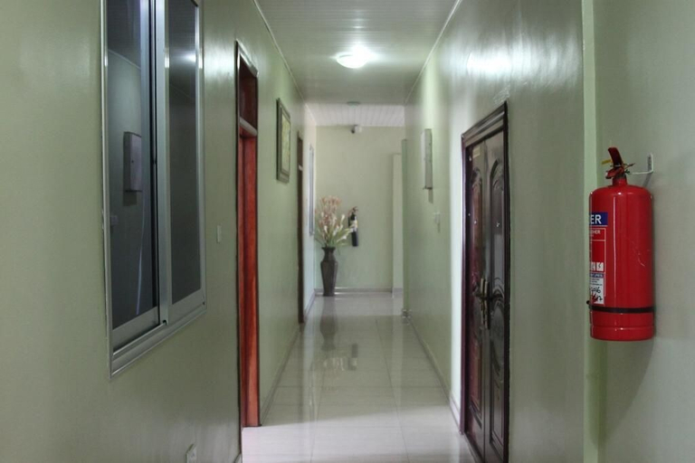 Others 4, White Stone Lodge, Tema