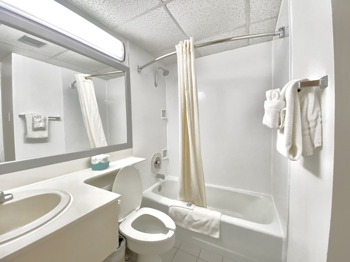 Bathroom 4, Brentwood Inn & Garden, San Juan