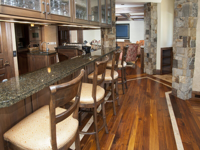 Food & Drinks, Cascade Village Chalet, Eagle