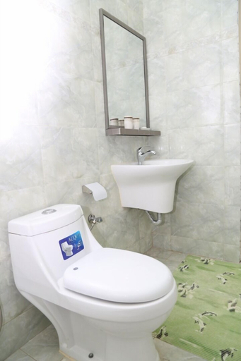 Bathroom 5, Dalma Lodge, Magharibi