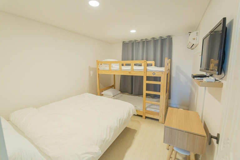 Bedroom 3, James Blue Guesthouse, Goseong