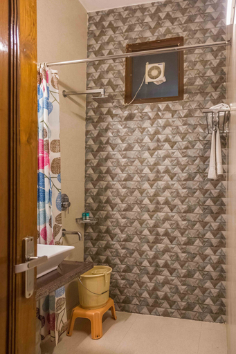 Bathroom 5, Woodpecker BNB Hauz Khas, Delhi