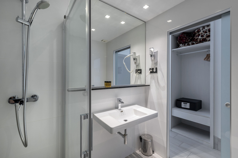 Bathroom 5, Hostal Castilla II - Puerta del Sol, Madrid