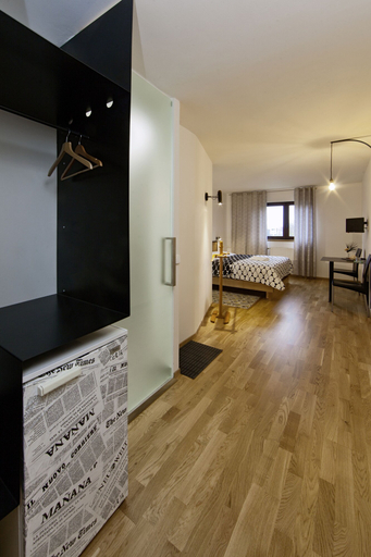 Others 5, Hotel Wolf, Praha 15
