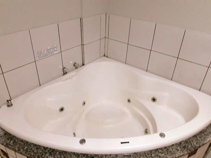 Bathroom 5, Londres Royal Hotel, Londrina