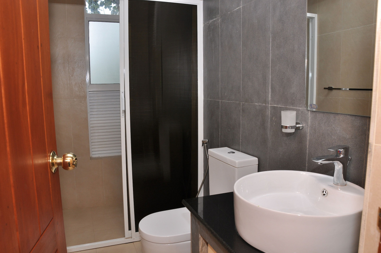 Bathroom 5, Grindlays Regency Hotel, Warakapola