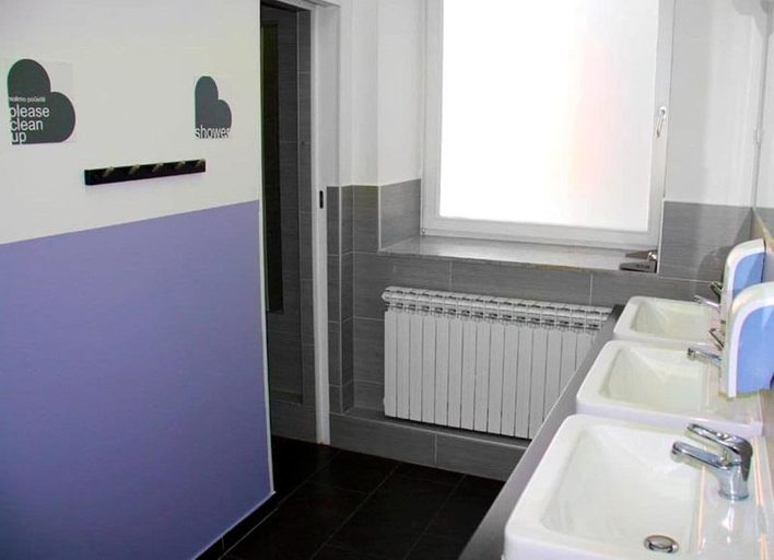 Bathroom 4, Whole Wide World Hostel & Bar, Zagreb