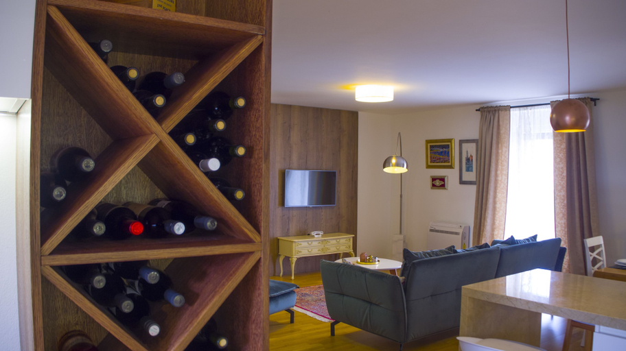 Others 5, Presidential Suites Chica Cure, Split