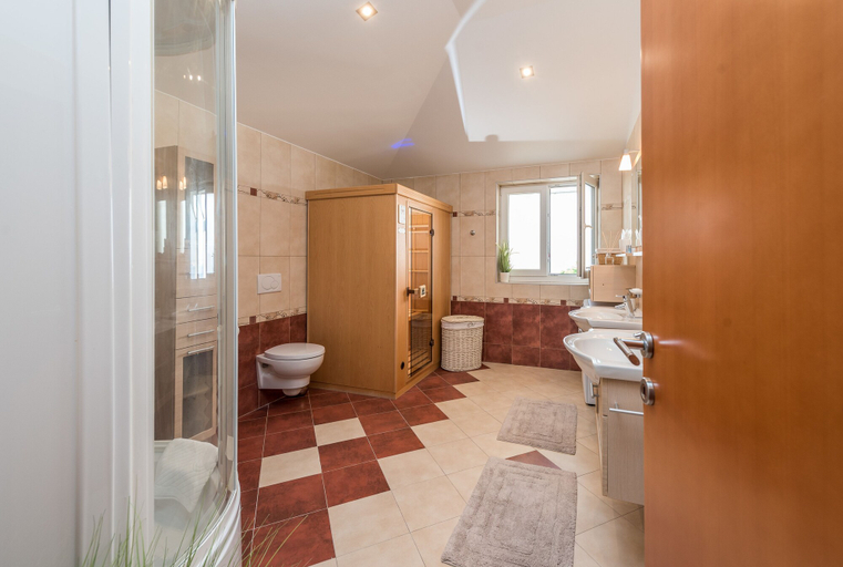 Bathroom 3, Very Good Life, Preko