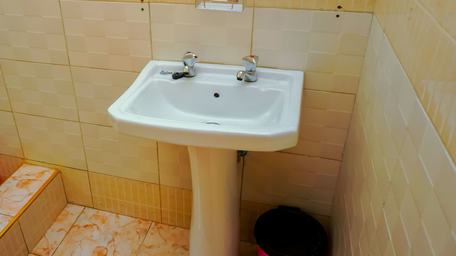 Bathroom 4, Bunyonyi Overland Resort, Ndorwa