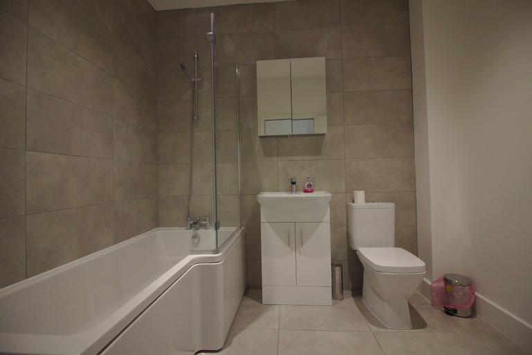 Bathroom 2, Property Peaks Apartments, Bedfordshire