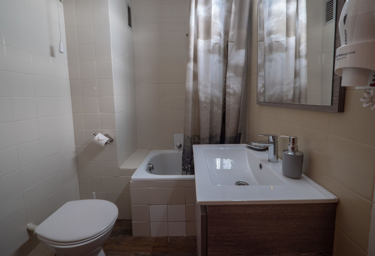 Bathroom, Apartament Els Pins, Girona