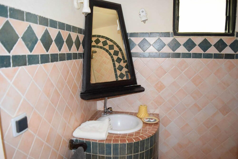 Bathroom 4, Les Cordons Bleus, Fatick
