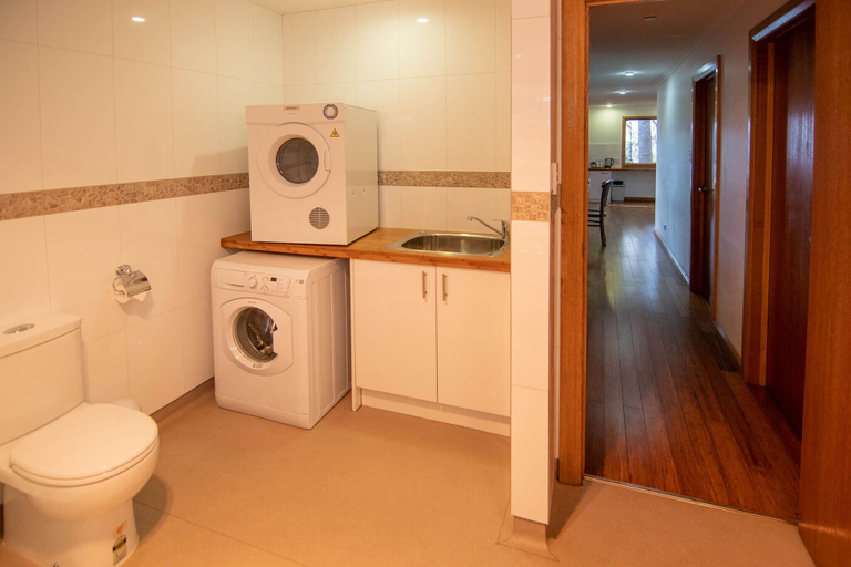 Bathroom 4, Lake St Clair Lodge, Central Highlands