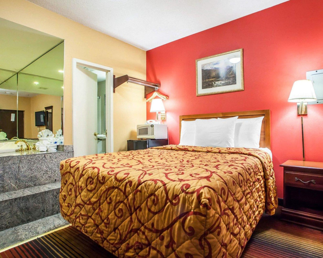Bedroom 3, Rodeway Inn Jersey City North, Jersey City