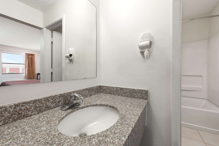 Bathroom 4, Knights Inn Slaton, Lubbock