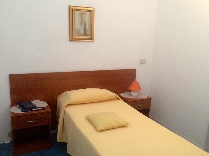 Bedroom 3, Albergo San Carlo, Massa Carrara