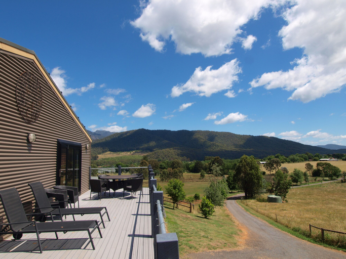 Exterior & Views 2, Mad on the Buckland, Alpine - East