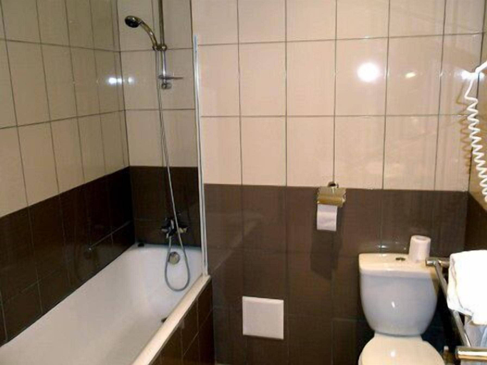 Bathroom 5, Hôtel du Portalet, Var