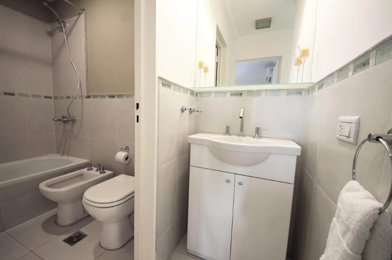 Bathroom, Bvd. Illia Flat MEC, Capital