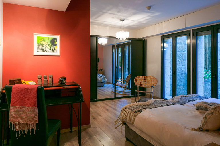 Bedroom 4, Jacuzzi & Secret Garden in David's Village by FeelHome, Jerusalem