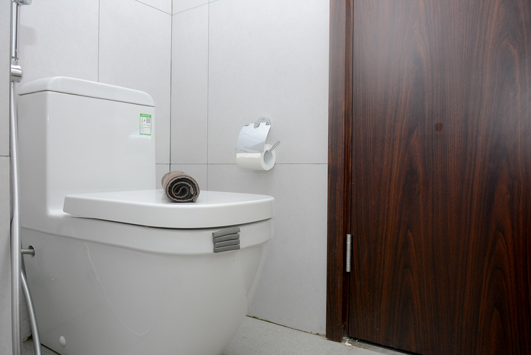 Bathroom 5, Neat Studio at LRT City Bekasi Apartment By Travelio, Bekasi