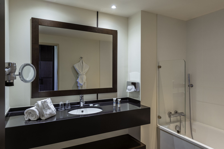 Bathroom 5, Mercure Lyon Genas Eurexpo, Rhône