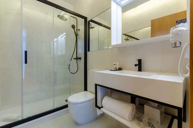 Bathroom 4, Rossio Plaza Hotel, Lisbon